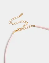 Gargantilla choker de terciopelo rosa con dije de mariposa dorada y cierre de mosquetón.
