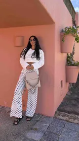 Mochila color verde oliva, tipo cartera, con tapa y doble cierre. Tiene dos compartimentos y división interna, además de un bolsillo trasero con cierre.