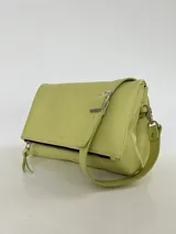 Cartera bandolera negra de cuero con correa ajustable y múltiples compartimentos.