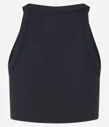 Blusa sin mangas color marrón, confeccionada en tejido rib con textura. Presenta cuello halter que resalta los hombros.