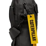 Bolso bandolera unisex color azul marino, con logo de Caterpillar en el frente. Tiene bolsillo acolchado para tablet, bolsillo frontal con solapa y cierre de velcro, correa ajustable y desmontable para el hombro y trabilla trasera para sujetar a una mochila.