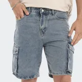 Bermuda de jean celeste lavado, estilo cargo, con bolsillos laterales con fuelle y cierre de botón y cremallera.