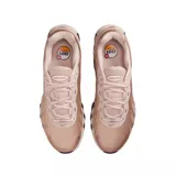 Zapatillas Nike Air Max DN color rosa pálido con detalles en marrón y negro.