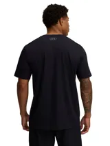 Remera azul de hombre marca Under Armour, con logo reflectante grande en el pecho. Tela ligera, suave y de secado rápido.