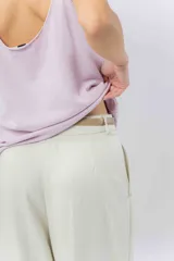 Pantalón negro de corte ancho y fluido, tiro medio con presillas para cinturón, bolsillos laterales funcionales y pinzas delanteras.