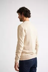 Sweater color beige de tejido de punto con escote en V, fit regular, manga larga y logo bordado en el pecho.