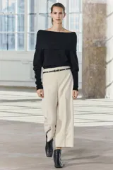 Pantalón culotte color crema, de tiro medio y pierna ancha. Incluye cinturón marrón con hebilla metálica.