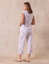 Conjunto de pijama marca René Rofé, compuesto por remera de tejido soft estampado con escote en V y botones, y pantalón capri con cintura elastizada.