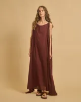 Vestido largo color borgoña, de corte amplio y sin mangas.