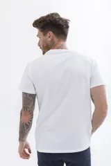 Remera de manga corta color verde azulado con cuello redondo y estampado frontal con el texto "UH3" en blanco.