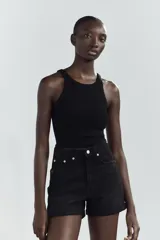 Bermuda de jean negro, tiro alto, corte mom fit, con trabillas y cinco bolsillos.