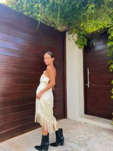 Top blanco de seda con escote halter y espalda descubierta. Se ata al cuello y a la espalda con finas tiras.