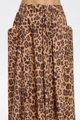 Falda midi de algodón con estampado de leopardo en tonos beige y marrón, corte en línea A, cintura elástica y bolsillos laterales tipo parche.