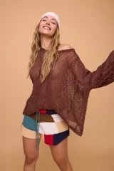 Buzo marrón de lino tejido a mano con cables, de silueta oversize, mangas rectas y cuello a la base.