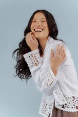 Camisa de lino color crema con bordado floral.
