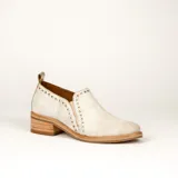 Zapato de cuero color marrón claro con taco de madera de 4cm y elástico en el empeine.