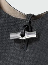 Bolso de hombro Longchamp modelo Le Roseau, tamaño mediano, color negro con cierre de broche plateado.
