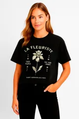 Remera blanca de manga corta con estampa de flor negra, texto y números.