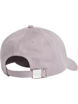 Gorra de béisbol color lila con logo metálico de Calvin Klein en el lateral.