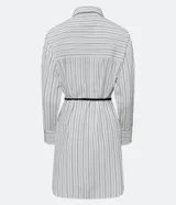 Vestido chemise corto de tricolina rayada, con cuello inglés, mangas largas, abotonadura frontal y bajo mullet. Incluye cinturón negro.