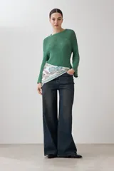 Sweater verde de tejido de punto con cuello redondo y mangas largas.
