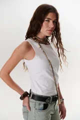 Musculosa blanca de algodón con diseño de doble capa, corte ajustado y cuello redondo.