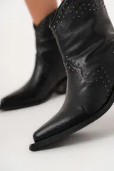 Bota texana de caña media-baja color negro, con punta elegante y detalle de mini tachas.
