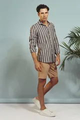 Bermuda color beige con bolsillos laterales y traseros.