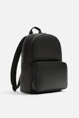 Mochila negra con acabado grabado, compartimento principal con cierre de cremallera, bolsillo interior con cremallera, bolsillo frontal con cremallera, asa de mano, dos asas de hombro ajustables, parte posterior acolchada y banda de sujeción para equipaje.