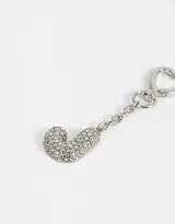 Llavero plateado con dije de la letra J cubierto de strass y gancho con forma de corazón.