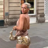 Short dorado con lentejuelas.