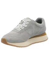 Zapatillas casuales de cuero nobuk color gris, de alta calidad y durabilidad. Su construcción incluye un detalle artesanal de Crepe en la suela, brindando amortiguación y mayor flexibilidad en la pisada.