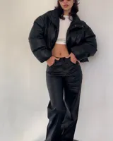Pantalón negro de cuero sintético, de corte recto y tiro alto.