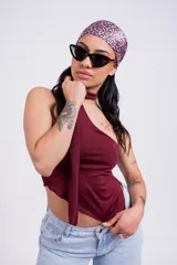 Top color borgoña con escote halter asimétrico y tiras finas que se atan al cuello.