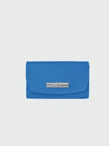 Billetera Longchamp modelo Le Roseau, color azul eléctrico, de cuero con cierre de broche metálico plateado.