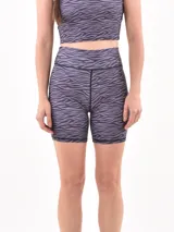 Calza corta de lycra estampada con diseño abstracto en tonos grises.