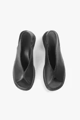 Sandalias plateadas de cuero con diseño slingback, puntera abierta y tacón cuadrado bajo color negro.