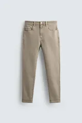 Pantalón de jean color beige, corte skinny, con cinco bolsillos, efecto lavado y largo cropped.