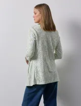 Blusa de algodón labrado marca Ruby Rd, con estampado abstracto en blanco y celeste, escote en V, mangas tres cuartos y aplique de botones en los laterales. Corte asimétrico.
