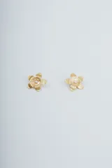 Par de aros dorados con forma de flor y una perla en el centro.