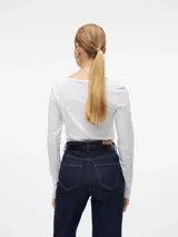 Remera blanca de algodón con cuello redondo y mangas largas.
