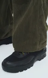 Pantalón cargo de corderoy color verde militar, corte regular y seis bolsillos.
