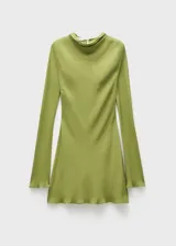 Vestido corto evasé color verde oliva, de tejido de gasa con cuello de tira y cierre de lazo en el cuello.