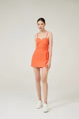 Vestido corto color naranja con breteles finos y corpiño con ballenas.