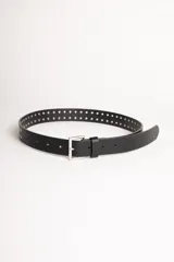 Cinturón negro con perforaciones y hebilla metálica, diseño versátil y elegante.