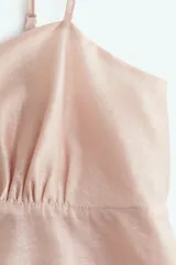 Vestido mini color rosa pálido de tejido transparente de mezcla de lyocell con escote corazón, breteles finos ajustables y cierre oculto con cierre de corchete en la espalda. Frunces bajo el busto y franjas verticales tono sobre tono.