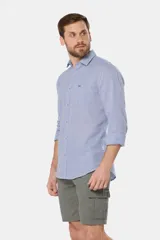 Bermuda color beige de corte recto, con bolsillos cargo laterales y confeccionada en lino.