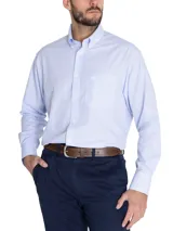 Camisa de hombre celeste a rayas verticales azules, de corte regular, con cuello abotonado, bolsillo en el pecho con logo bordado y mangas largas con puños abotonados.
