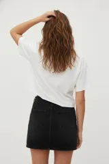 Remera blanca de algodón con estampado de texto y gráficos alusivos a la playa. Corte crop y cuello redondo.