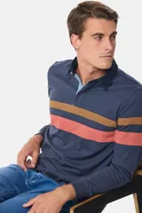 Remera polo tipo Rugby de jersey, con rayas en el pecho, cuello de gabardina y puños en rib.